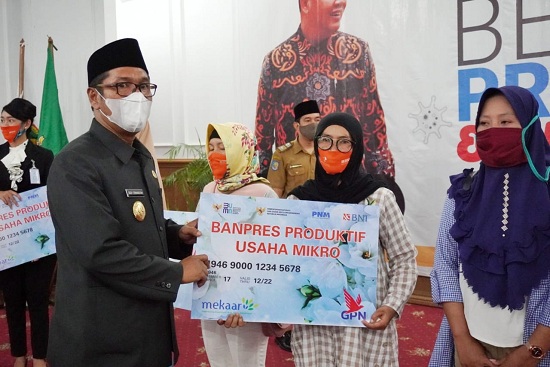 Serahkan Secara Simbolis, Plt Gubernur : UMKM dan Penerima Prakerja Manfaatkan Bantuan Dengan Bijak